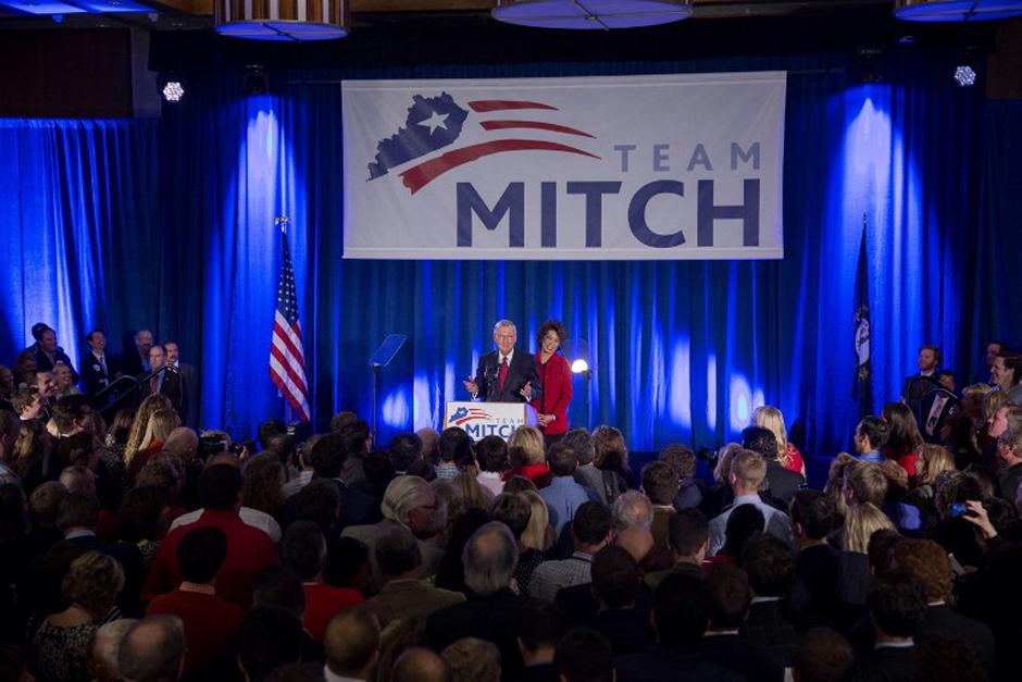El primer senador reelecto de la noche es el jefe de los republicanos Mitch McConnell, apoyado por los votantes de Kentucky. (Foto: AFP)