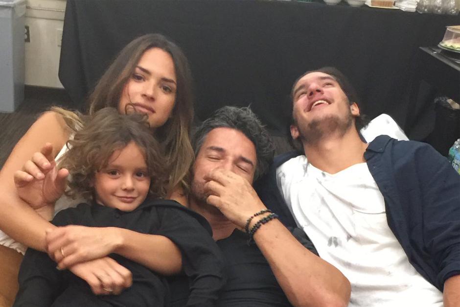 Ricardo Arjona comparte una fotografía con sus tres hijos. (Foto: Twitter)