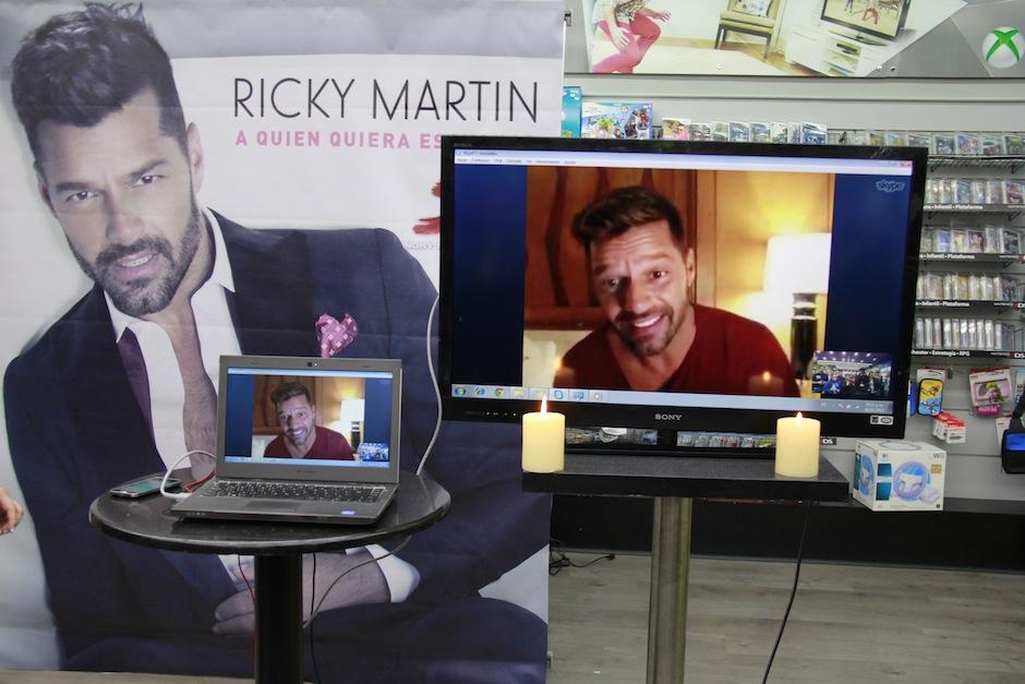 El cantautor puertorriqueño Ricky Martin, compartió unos minutos con los fanáticos guatemaltecos en una íntima presetnación vía Skype. (Foto: Carlos Duarte/Nuestro Diario)