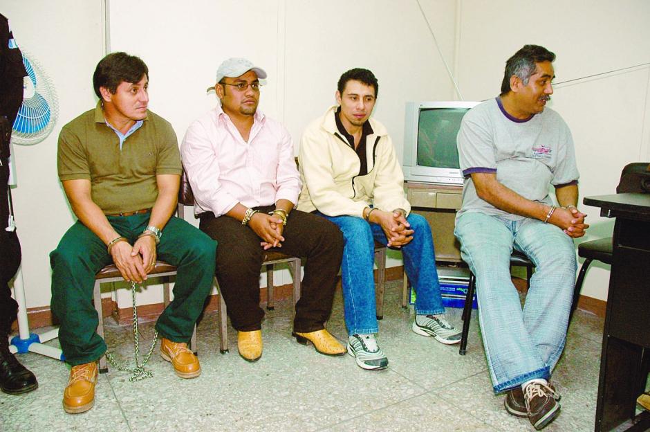 Víctor Saúl Velásquez Domínguez (de chumpa amarilla) hace siete años en una audiencia junto a Rigoberto Morales Barrientos y otros cómplices de Rigorrico. (Foto: Archivo/Nuestro Diario)&nbsp;&nbsp;
