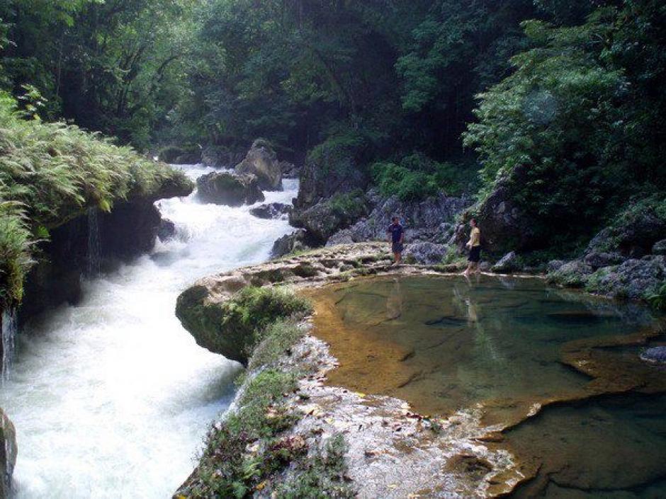 El artículo afirma que el Río Cahabón se empezó a conocer desde que fue un importante punto de parada para turistas mochileros