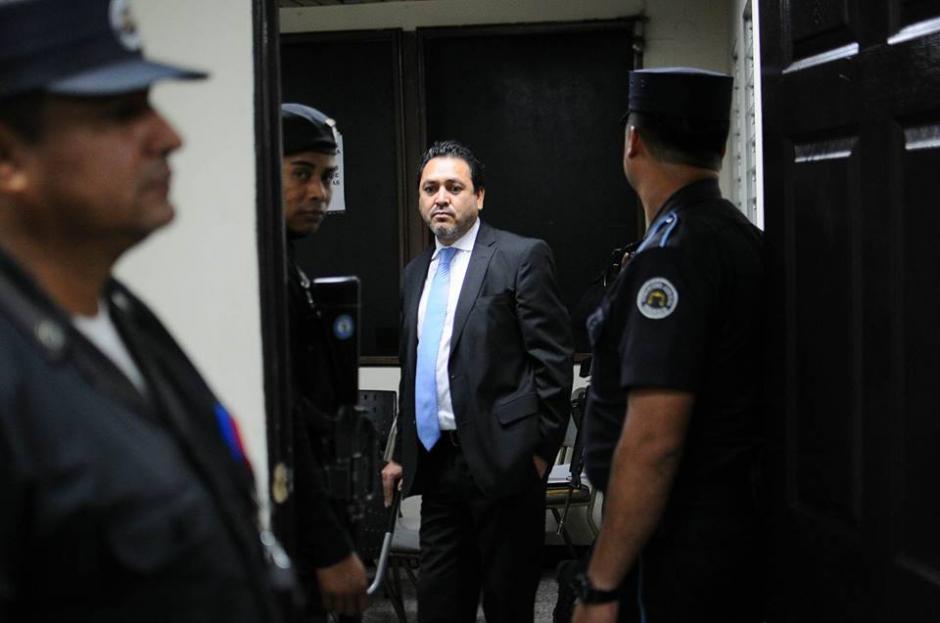 Gudy Rivera sale del juzgado donde se llevó a cabo la audiencia rodeado de elementos de seguridad. (Foto: Alejandro Balán/Soy502)