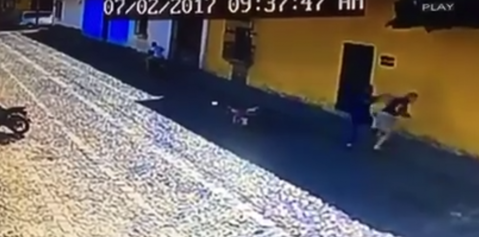Un video muestra a dos hombres que se conducen en una motocicleta y atacan a una extranjera. (Foto: Captura de imagen)