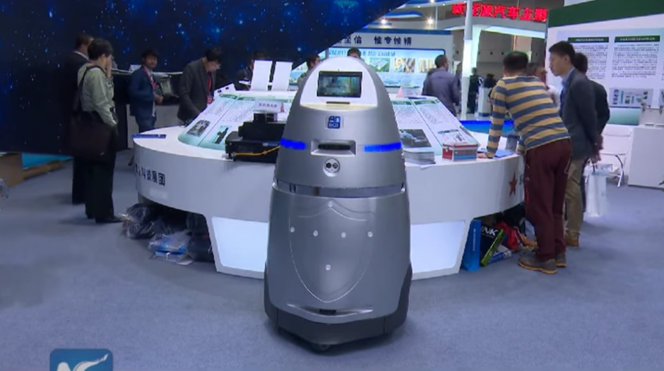 Esta versión china de Robocop se llama AnBot. (Captura de pantalla Youtube/New China TV)