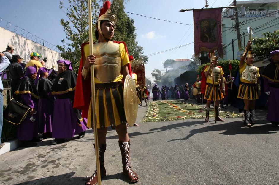 En diversos cortejos procesionales, escuadrones de romanos anuncian el paso del Nazareno. (Foto: Evelyn de León/Soy502)