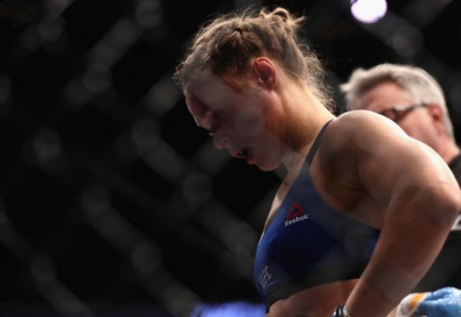 La luchadora estadounidense Ronda Rousey analiza su retiro después de una abrumadora derrota en la disputa por el cinturón mundial de peso pluma. (Foto: AFP)