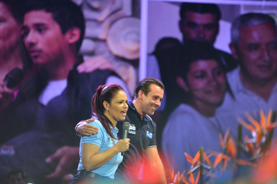 Roxana Baldetti presentó a Alejandro Sinibaldi como "fisiquín" durante los actos por la celebración del Día de la Juventud. (Foto: Wilder López/Soy502)&nbsp;