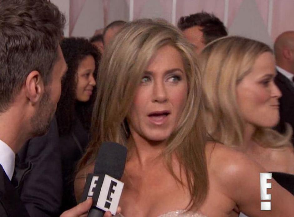 El momento en que Witherspoon le agara el trasero a Jennifer Aniston. (Foto: E Latino)&nbsp;