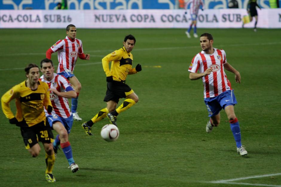 Con el Aris Salonica Carlos Ruiz enfrentó al Atlético de Madrid en la Europa League. (Foto: Twitter)