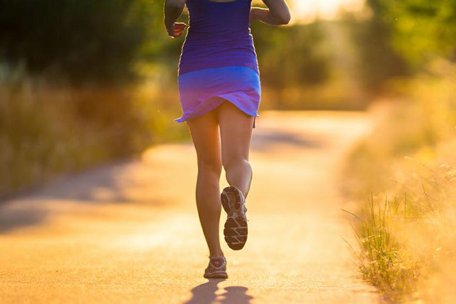 Los resultados indican que los beneficios de correr o caminar no se acrecientan indefinidamente y que, por encima de ciertos niveles, como unos 50 kilómetros de trote por semana, hay un incremento significativo de los riesgos.