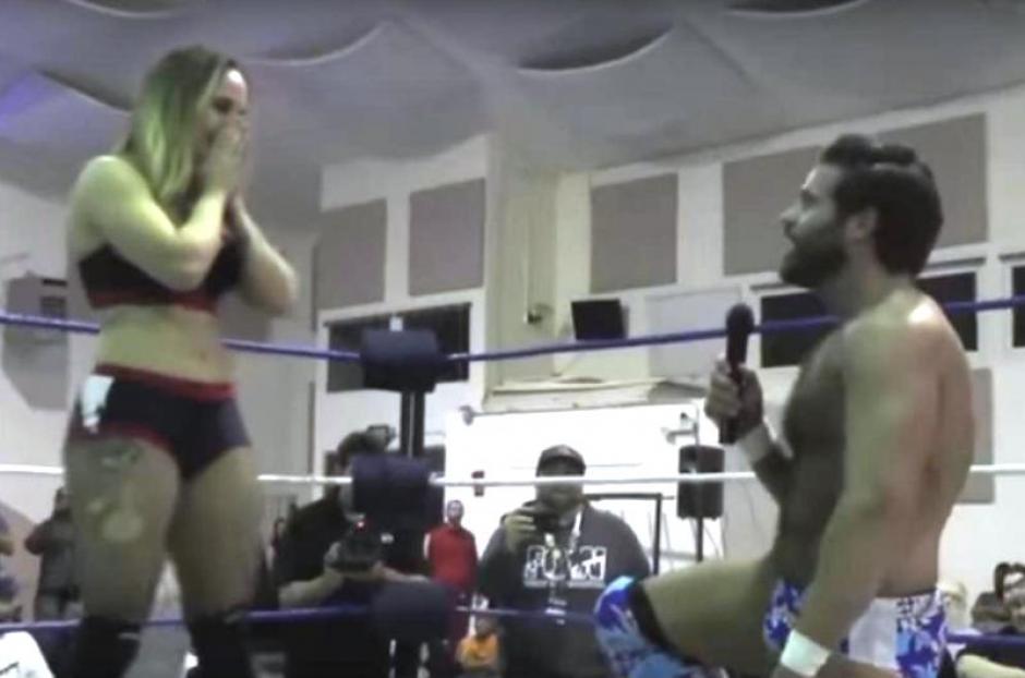 Ryan y Laura se comprometieron arriba de un ring, luchando el uno contra el otro. (Imagen: captura de pantalla)