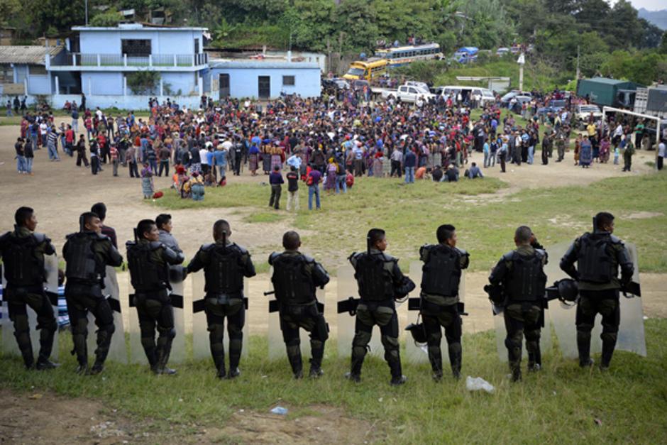 La Policía Nacional Civil (PNC) y Ejército vigilan las calles de comunidades de San Juan Sacatepéquez al ser declarado el Estado de Prevención. (Foto: Deccio Serrano/Soy502)&nbsp;