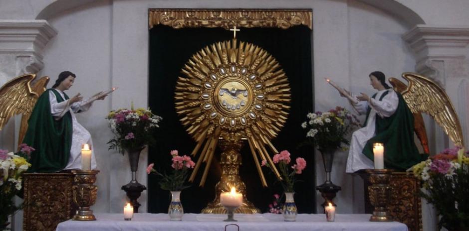 La visita de sagrarios es una tradición que los católicos realizan en Jueves Santo en las principales parroquias del país, principalmente en la capital y Antigua Guatemala. (Foto: www.culturalesguatered.wordpress.com)