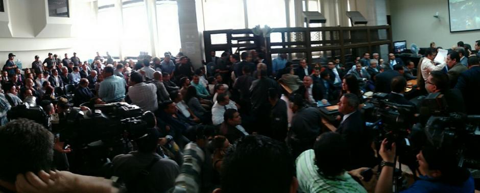 Debido a la gran cantidad de acusados, la sala estaba llena. (Foto: Wilder López/Soy502)