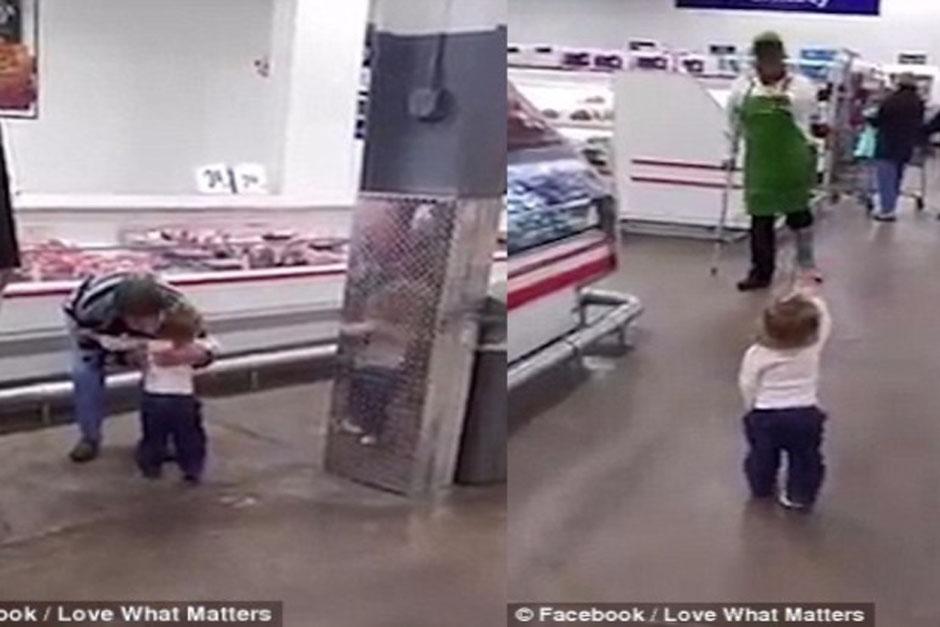 Una bebé de un año y seis meses saluda a los clientes en un supermercado y se viraliza en redes sociales. (Foto: Captura de imagen)