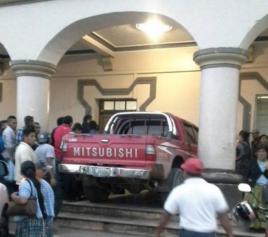 El alcalde de San Pedro Carchá, Alfonso Catún, habría estacionado su vehículo en el pasillo del Palacio Municipal. (Foto: Twitter)