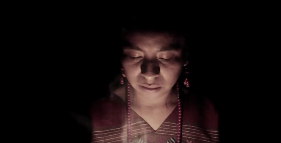 La cantautora guatemalteca Sara Curruchich, publicó un adelanto de su nuevo sencillo "Resistir". (Foto: Youtube)&nbsp;