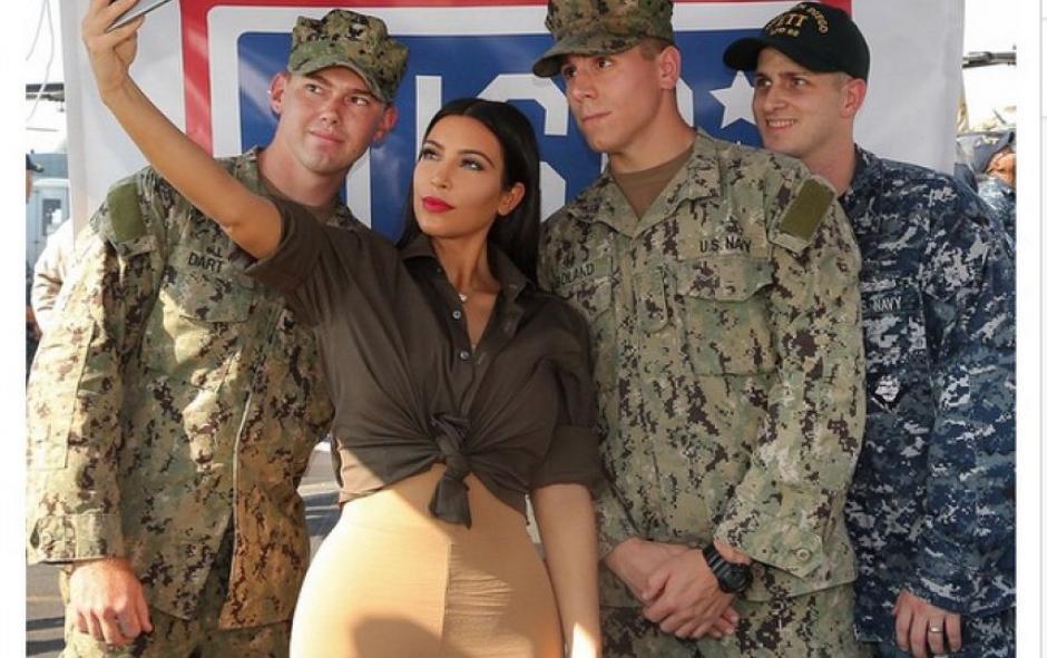 Kim Kardashan visitó y se fotografió con soldados estadounidenses en una base naval en Abu Dabhi. (Kim Kardashian)