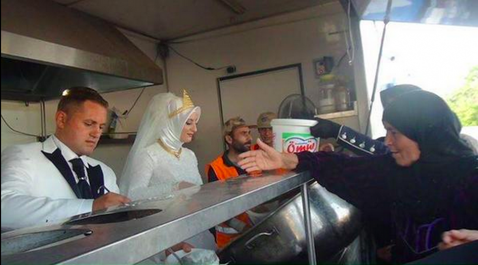 Los novios fueron los encargados de servir la comida a los refugiados sirios que se han establecido en Turquía a raíz de los problemas sociales en su país. (Captura YouTube)