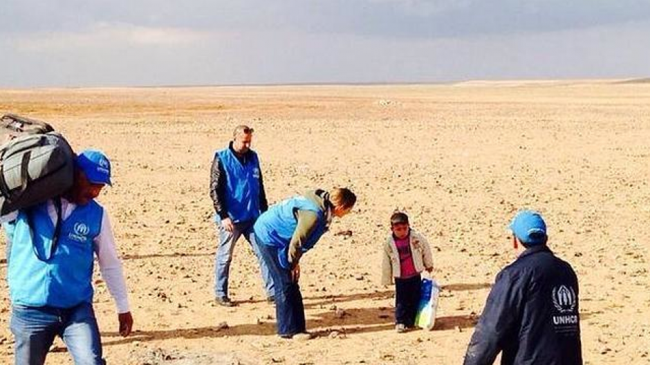 El niño trata de alcanzar la frontera de Jordania, cruzando el desierto.