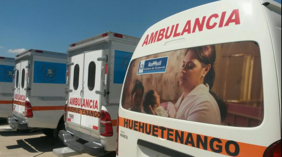 Estas son las ambulancias que se entregaron en Huehuetenango, con la imagen de la Vicepresidenta Roxana Baldetti en los vidrios traseros. (Foto: Jaime Montenegro/ Emisoras Unidas)
