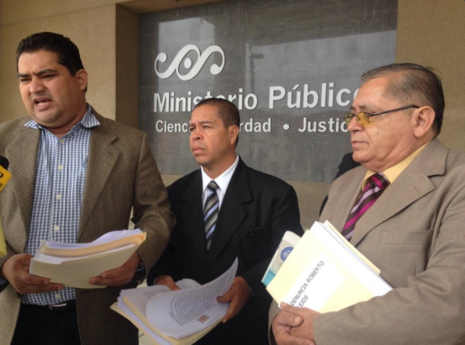 Juristas presentaron el viernes denuncia contra Sandra Torres y Gustavo Alejos en el Ministerio Público. (Foto: Jesús Alfonso/Soy502)