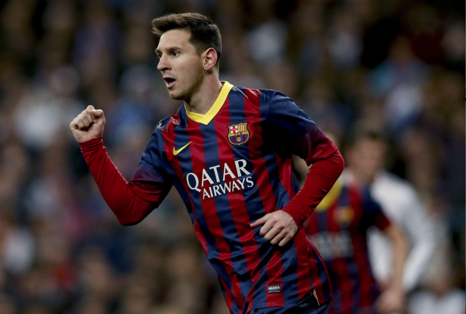 El delantero argentino del F. C. Barcelona, Leo Messi, celebra el tercer gol del equipo blaugrana, durante el encuentro correspondiente a la jornada de liga de primera división, que disputan esta noche frente al Real Madrid en el estadio Santiago Bernabéu, en Madrid. (Foto: EFE / Juanjo Martín)