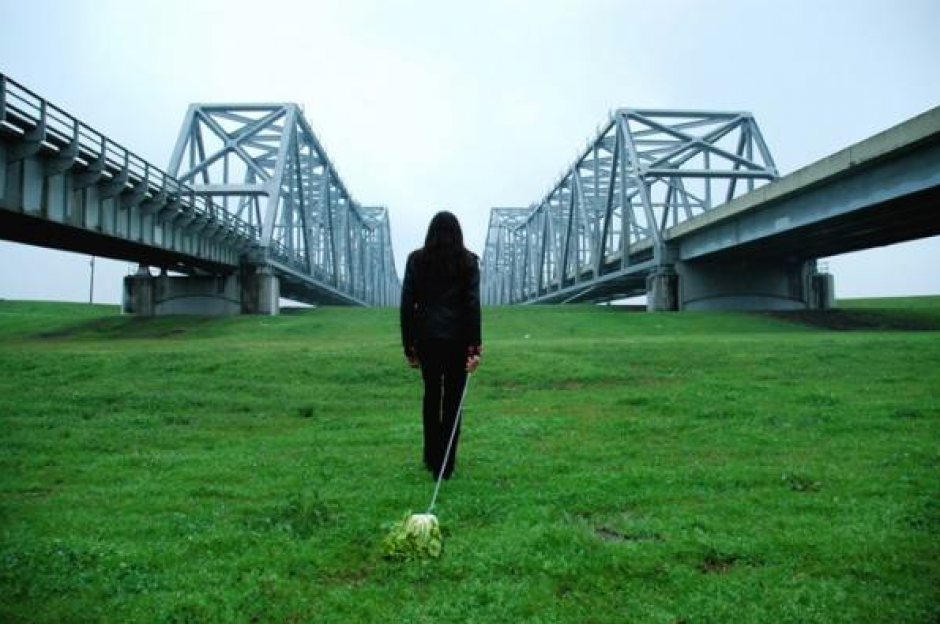 La moda de salir a pasear con verduras está haciendo furor en China y en las redes sociales.