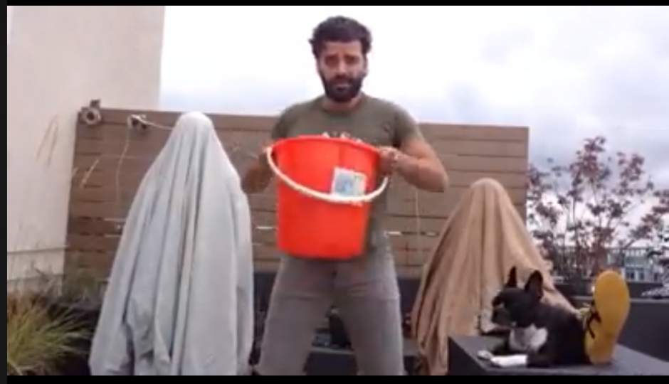 Oscar Isaac se une al reto del cubetazo de hielo.