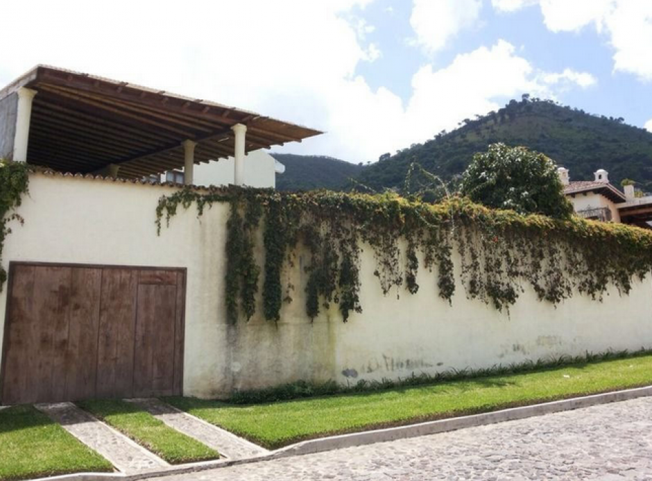 Fachada de la residencia ubicada en Jocotenango, Sacatepéquez, la cual quedó confiscada por las autoridades guatemaltecas al supuesto narcotraficante Jorge Ernesto Ulloa alias "Popeye". (Foto: elsalvador.com)&nbsp;