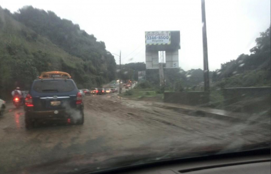 Derrumbe en Calzada La Paz. (Foto: &rlm;@ryrinversiones/Twitter)
