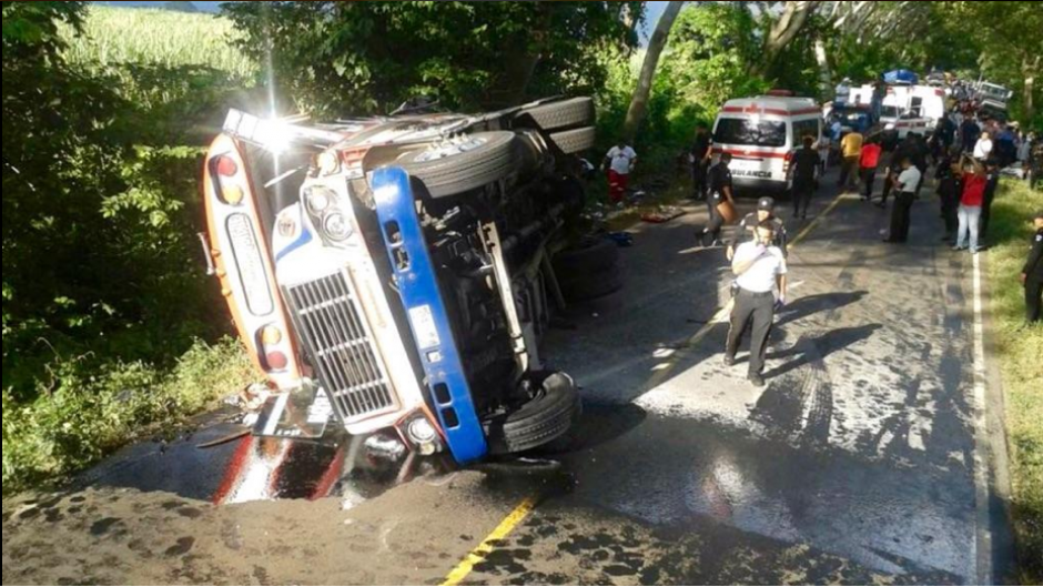 El autobús accidentado provenía de El Quiché hacia una finca de Retalhuleu, según informaron los Bomberos Voluntarios (Foto: Bomberos Voluntarios)