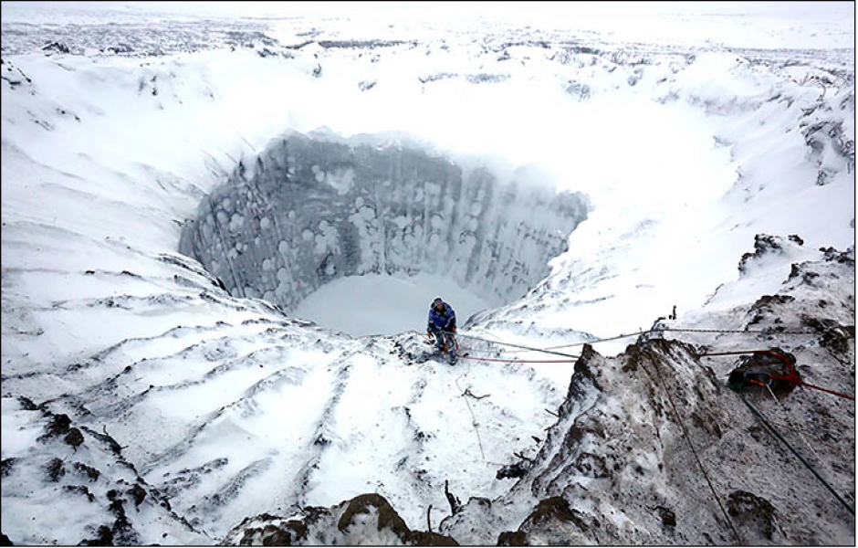 Vista de la expedición al cráter gigante de Siberia.