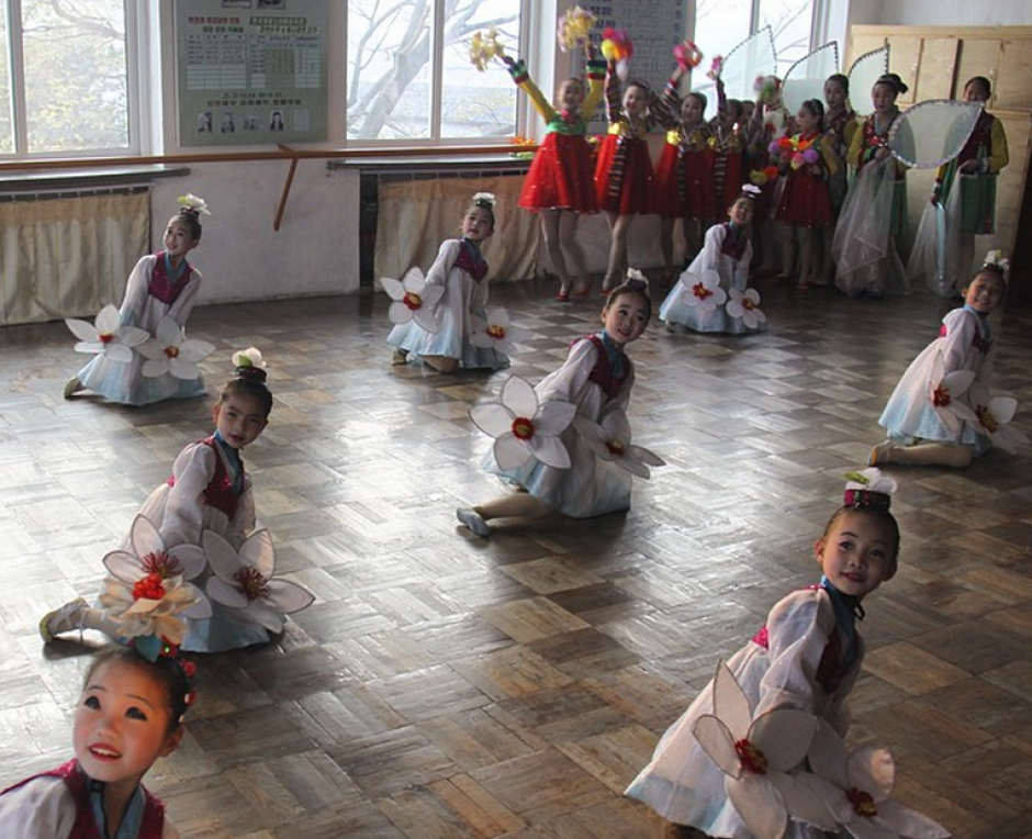 Niñas de la escuela Palacio de Kaesong, que impulsa a la niñez con cualidades artísticas como baile, música, artes marciales, caligrafía y demás. (Foto: @simonkoryo)