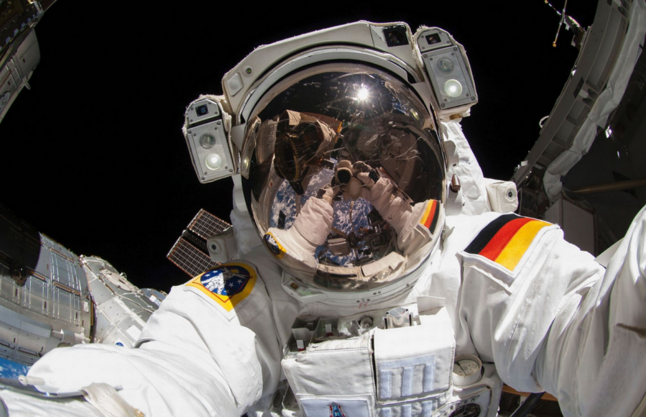 Dentro de la colección se encuentra esta "selfie" de un astronauta de la Agencia Espacial Europea durante una actividad fuera de la Estación Espacial Internacional. (Foto: Nasa/SPL/Barcroft Media)