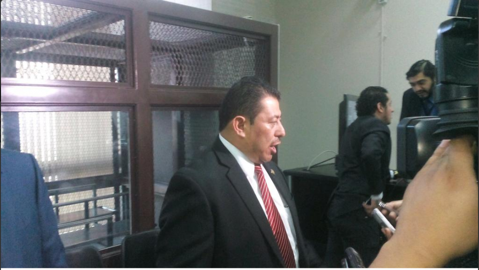 Jaime Hernández, uno de los abogados de Ríos Montt, acudió al inicio del juicio para informar que su defendido no asistirá por problemas de salud. (Foto: Wilder López/Soy502)