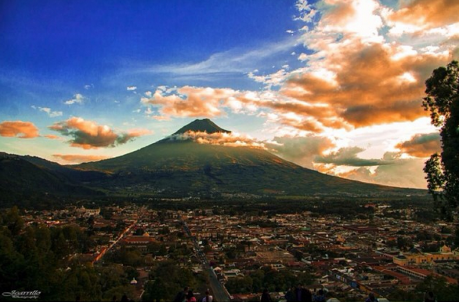 Vista de la ciudad de Antigua Guatemala desde el volcán de Agua durante un atardecer. (Foto: @lindamiguate/Instagram)