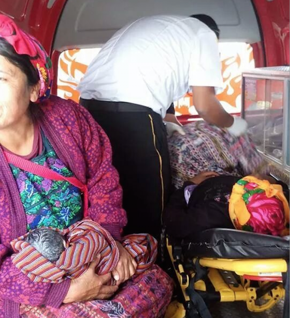 La niña nació en los baños públicos del estadio municipal y luego trasladada al hospital nacional de Huehuetenango. (Foto:Bomberos Voluntarios)&nbsp;