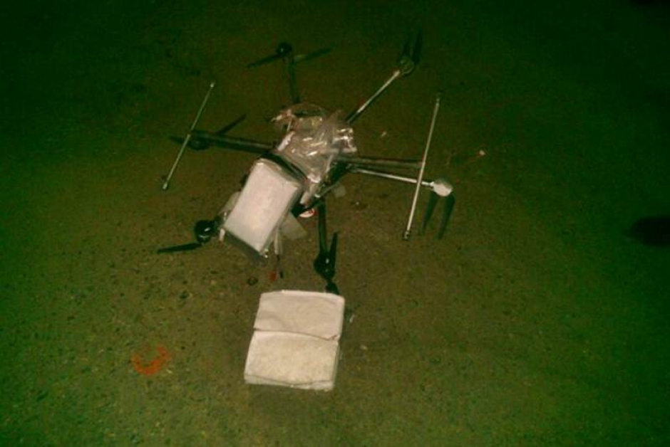 El dron que transportaba seis paquetes que contenían droga sintética cayó en un estacionamiento comercial de Tijuana, México. (Foto: eluniversal.com.mx)&nbsp;
