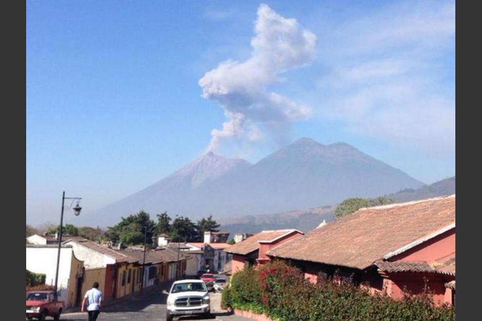 El volcán de Fuego mantiene su actividad eruptiva este martes lanzando fumarolas de humo a 15 mil pies sobre la altura del mar. (Foto: @liberalucha)&nbsp;