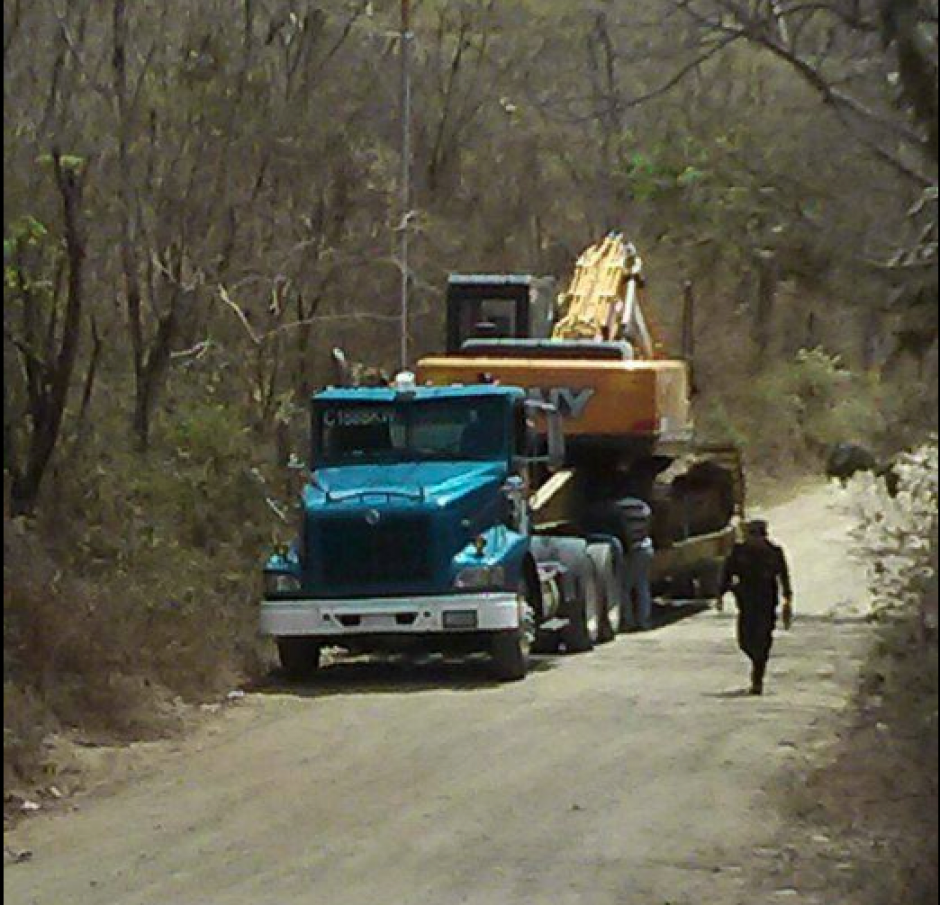 Vecinos de La Puya, que se oponen a la operación de una empresa minera en el lugar, impidieron el ingreso de un tráiler que transportaba una excavadora a la mina. (Foto: Prensa Comunitaria)&nbsp;