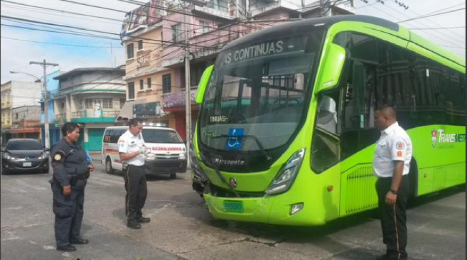 El piloto del Transmetro y del vehículo particular sufrieron heridas leves tras el accidente vial. (Foto: Bomberos Voluntarios)&nbsp;