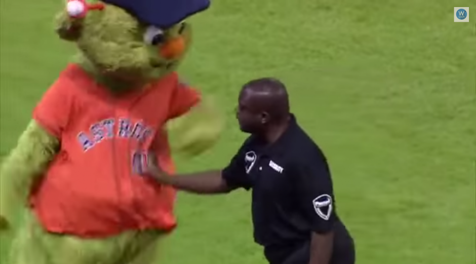 El guardia de seguridad le robó el show a la mascota de los Astros de Houston. (Foto: cuatro.com)