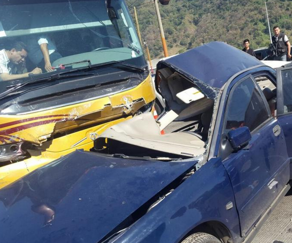 En el accidente fallecieron tres de los pasajeros del vehículo. Los tripulantes del bus resultaron ilesos. (Foto: Bomberos Voluntarios)