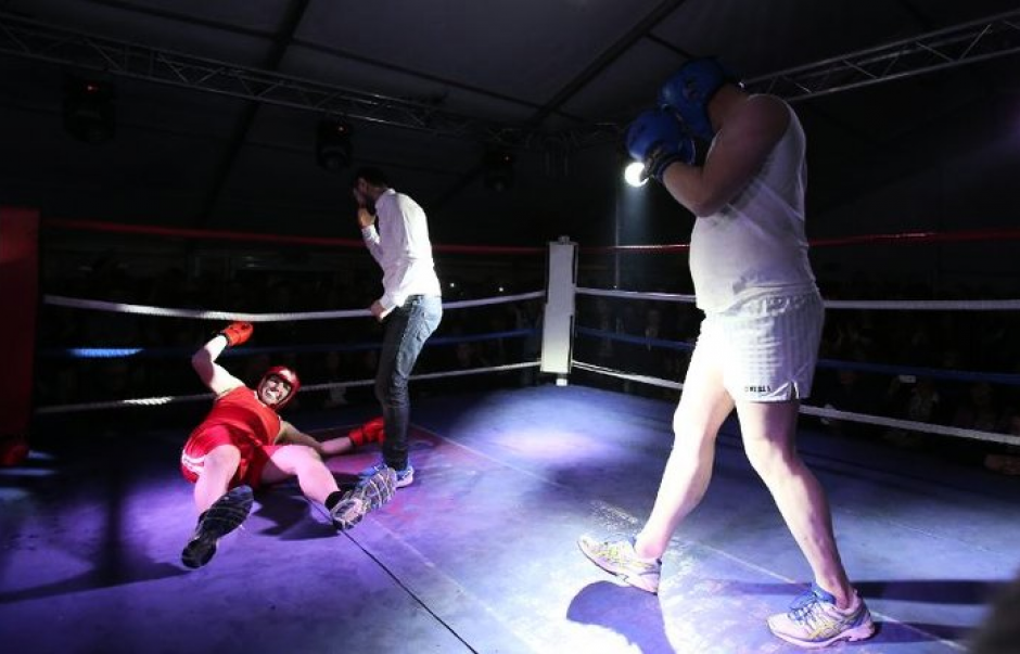 Momentos en que el padre Pierre Pepper vence a su rival en el ring. (Foto: AFP)&nbsp;