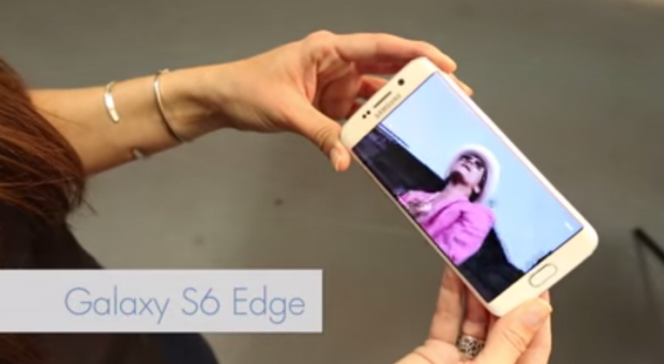 El dispositivo Samsung Galaxy S6 Edge se dobla, tras un experimento. (Captura de imagen de Youtube)