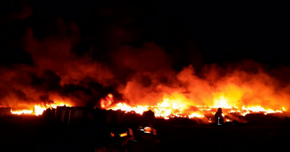 El incendio de grandes proporciones fue controlado por los bomberos después de más de 10 horas de trabajo. (Foto: Luis Sánchez)