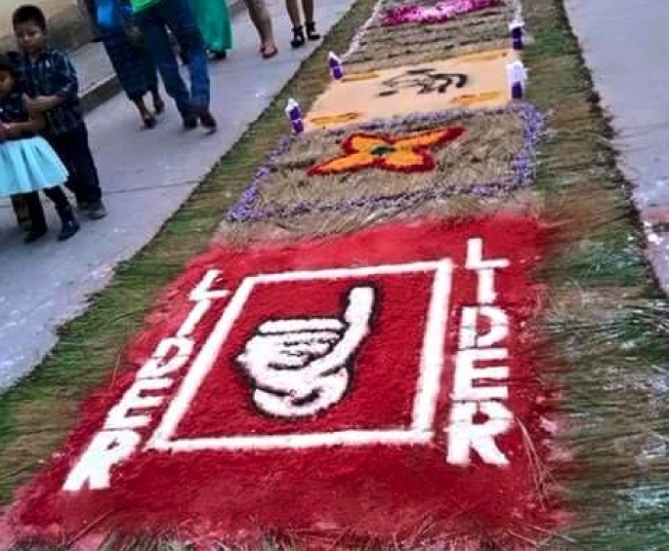 En Cubulco, Baja Verapaz se pudo observar esta alfombra que está causando indignación en las redes sociales. (Foto: Tomada de Facebook)