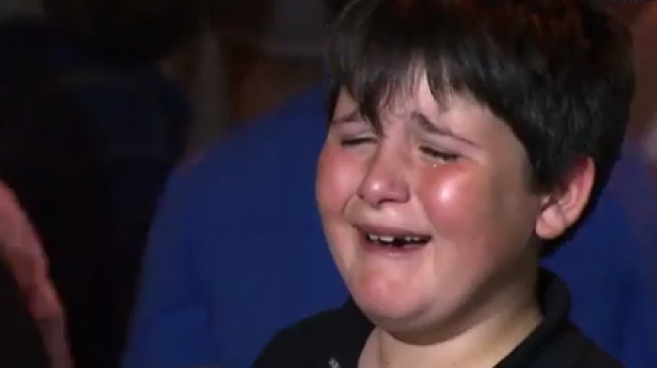 El pequeño llora luego de no poder conseguir una camisola del Barcelona. (Foto: YouTube)&nbsp;