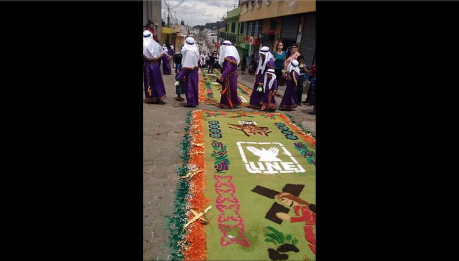La alfombra con el logotipo de la UNE se realizó en Sacatepéquez. (Foto: Redes sociales)&nbsp;